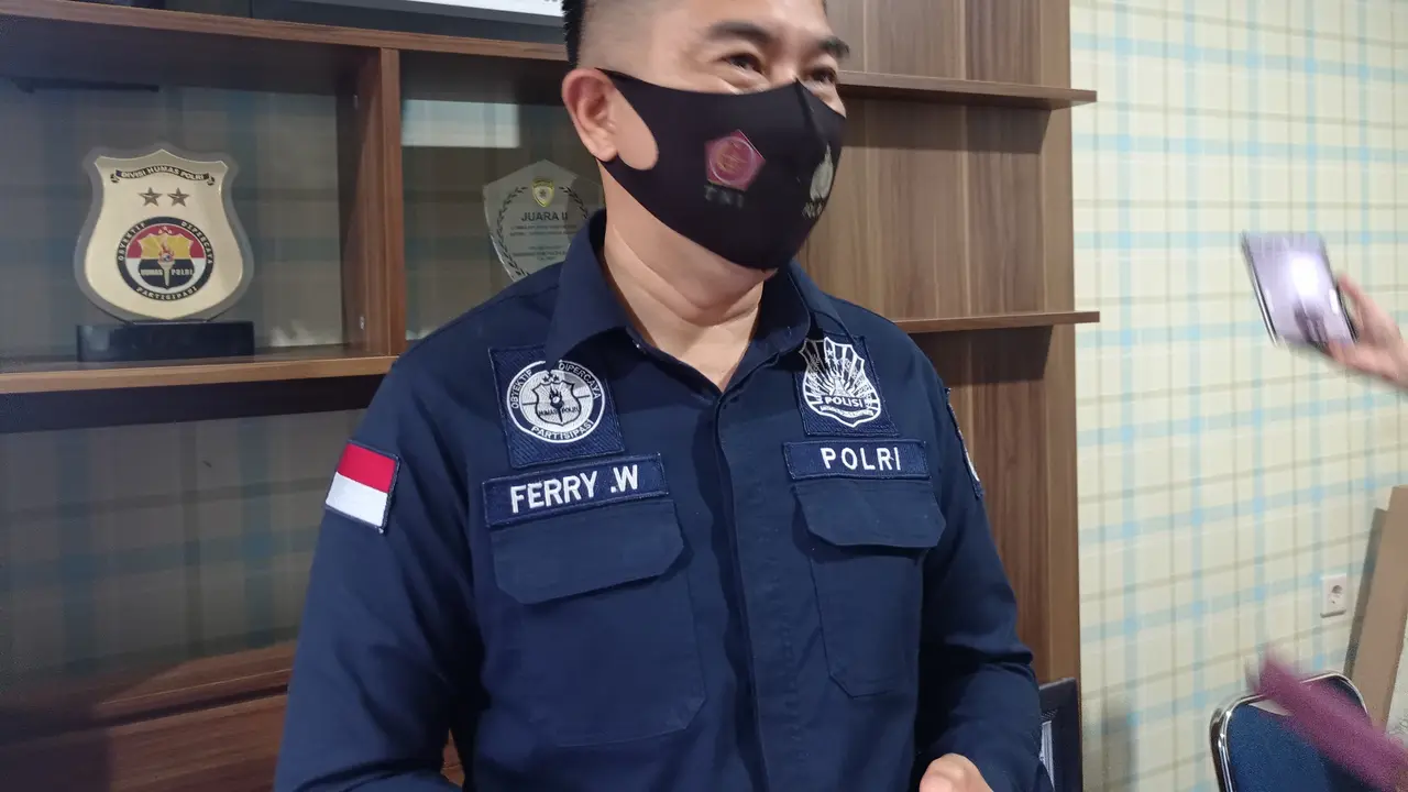 Kabid Humas Polda Sultra Kombes Pol Ferry Walintukan usai menerima warga Buton yang melaporkan Luhut Binsar Pandjaitan di Polda Sultra soal big data.(Liputan6.com/Ahmad Akbar Gua)