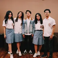 Kalau bicara soal gaya berbusana anak-anak sekolahya, seragam di tahun 1990 ini memang berbeda dengan masa kini. Di masa itu, kemeja yang dipakai berukuran lebih besar dan tidak ketat seperti sekarang. (Instagram)