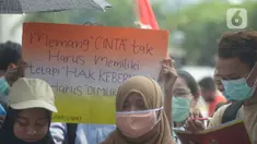 Massa buruh, mahasiswa dan pelajar berunjuk rasa di depan gedung Kementerian Pendidikan dan Kebudayaan, Jakarta, Selasa (17/11/2020). Mereka menuntut pencabutan UU Omnibus Law Cipta Kerja sekaligus memperingati Hari Pelajar Internasional yang bertepatan dengan aksi tersebut (merdeka.com/Imam Buhori)