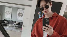 Pose favorit sekaligus gaya andalannya adalah mirror selfie. Diambil dari sisi manapun, Lee Min Ho tetap terlihat keren. Unggahannya itu pun langsung mendapat komentar pujian dari para penggemar. Seperti diketahui, pria 35 tahun ini menuai ketenaran lewat serial Boys Over Flowers di tahun 2009. (Liputan6.com/IG/@actorleeminho)