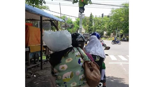 6 Aksi Emak-Emak Pakai Benda Pengganti Helm Ini Nyeleneh, Kocak