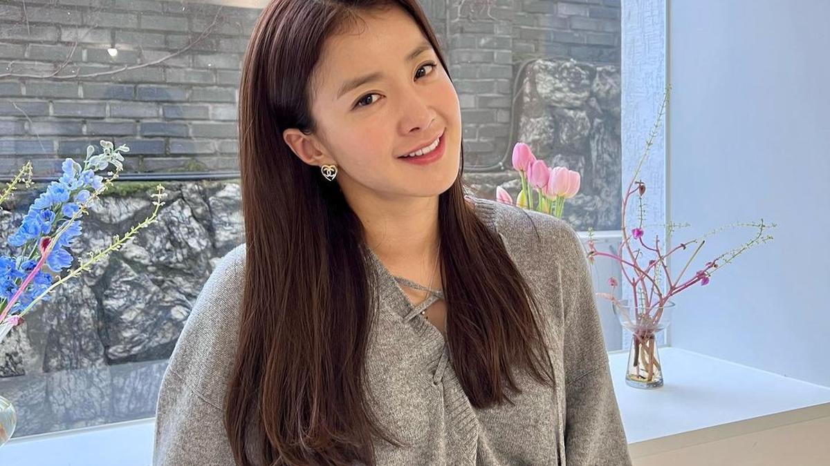 5 Potret Lee Si Young di Usia 42 Tahun, Cantiknya Masih Bak Anak Kuliahan