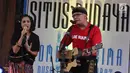 Andien saat berduet dengan Iwan Fals konser Situs Budaya: Nusa Tenggara Barat, Kerajaan Lombok & Bima di Panggung Kita, Depok Sabtu (3/3). Mereka membawakan lagu Seperti Matahari, Asmara dan Pancaroba dan  Barang Antik. (Liputan6.com/Arya Manggala) 