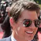 Aktor Hollywood, Tom Cruise menyapa para penggemar setibanya pada World premiere film terbarunya, Mission: Impossible Fallout di Paris, Kamis (12/7). Film ini dipenuhi dengan adegan menentang kematian dan aksi nekat lainnya. (AP/Thibault Camus)