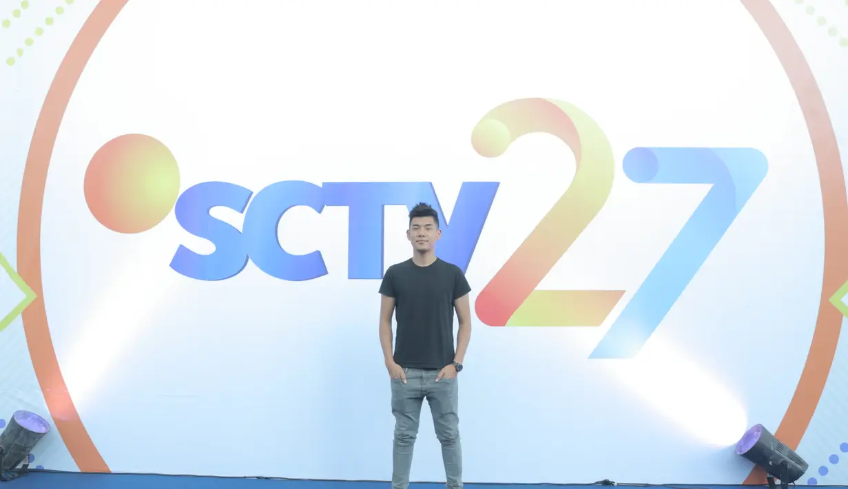 Rasa bangga dirasakan oleh penyanyi pendatang baru bisa tampil dalam malam puncak HUT SCTV ke-27. Selain berkolaborasi dengan orkestra milik Erwin Gutawa, ini juga penampilan pertamanya tampil dalam panggung yang megah. (Nurwahyunan/Bintang.com)