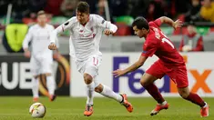 Penyerang Liverpool, Roberto Firmino (kiri) berusaha melewati bek Rubin Kazan, Syarhey Kislyak pada lanjutan Liga Europa Grup B di Kazan Arena, Rusia, (6/11). Liverpool menang atas tuan rumah Rubin Kazan dengan skor 1-0. (Reuters/Henry Browne)
