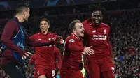 Striker Liverpool Divock Origi berselebrasi dengan Xherdan Shaqiri setelah mencetak gol  ke gawang Barcelona pada laga kedua semifinal Liga Champions di Anfield, Selasa (7/5/2019).  (Paul ELLIS / AFP)