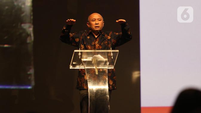 Menkop UKM Teten Masduki memberi paparan dalam Indonesia Digital Conference (IDC) 2019 di Jakarta, Kamis (28/11/2019). IDC digagas para pengurus AMSI sebagai wadah bertukar pengalaman, gagasan, dan strategi membangun ekosistem digital untuk masa depan. (Liputan6.com/Angga Yuniar)