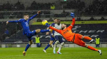 Pemain Chelsea Christian Pulisic (kiri) yang mencoba untuk mencetak gol berhadapan dengan kiper Tottenham Hotspur Hugo Lloris pada pertandingan Liga Inggris di Stadion Tottenham Hotspur, London, Inggris, Kamis (4/2/2021). Chelsea menang 1-0. (Kirsty Wigglesworth/Pool via AP)