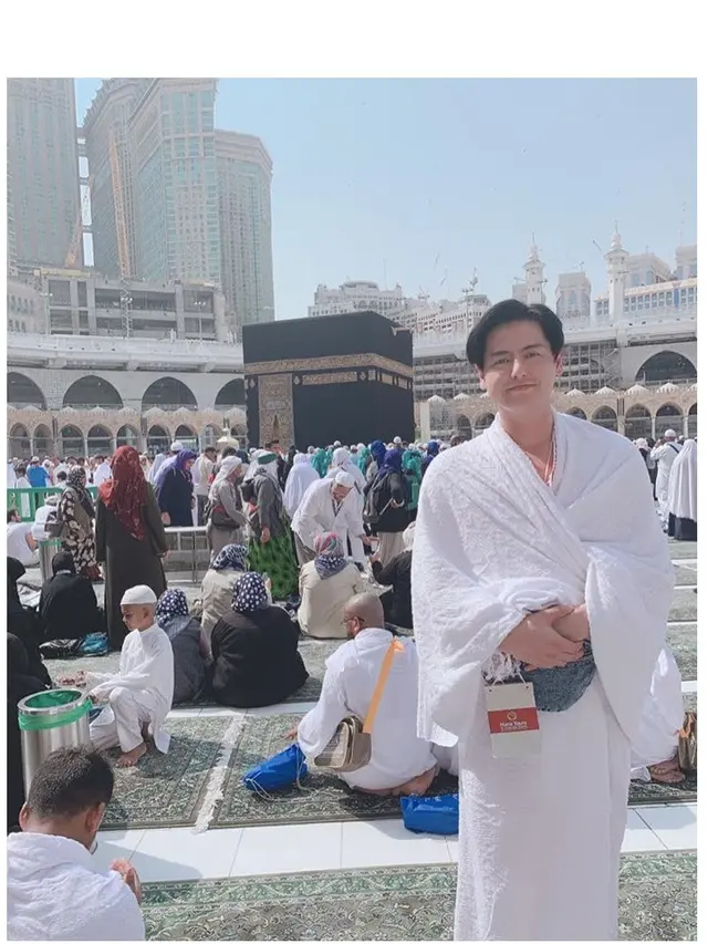 6 Potret Roger Danuarta Umrah Pertama Kali, Tak Didampingi Cut Meyriska