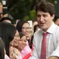 Ekspresi Perdana Menteri Kanada Justin Trudeau saat disambut oleh mahasiswi Universitas Ton Duc Thang di Ho Chi Minh, Vietnam, (9/11). (Adrian Wyld / Canadian Press via AP)