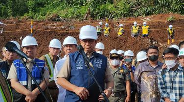 Gubernur DKI Jakarta Anies Baswedan mengadakan kunjungan kerja ke Proyek Saringan Sampah Ciliwung, TB Simatupang, Jagakarsa, Jakarta Selatan, Senin (26/9/2022).
