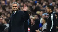 Baru saja membawa Chelsea meraih gelar juara Premier League pada Mei, Mourinho harus dipecat pada bulan Desember. Pemecatan itu terjadi akibat buruknya performa Chelsea musim ini. (AFP/Ben Stansall)