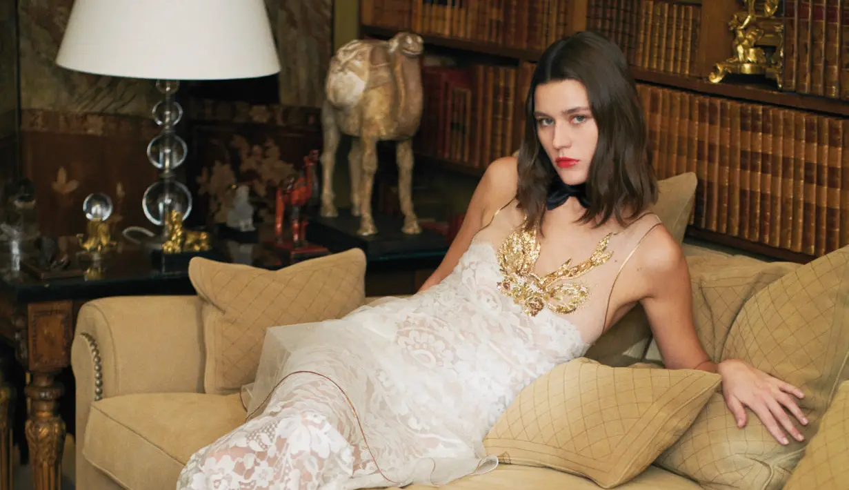 Nuansa gaun pengantin yang modern dan simpe juga ditampilkan dengan menebarkan energi muda. [@chanel]