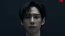 Park Sung-hoon sebagai Hyun-ju Pemain 120 yang banyak disukai pada season kali ini. Ia tampil mengenakan jas hitam dengan inner hitam. [@netflixkr]