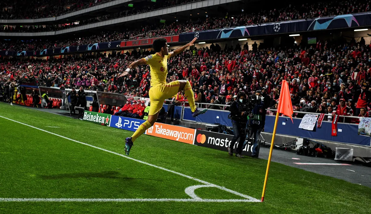 Gelandang Liverpool, Luis Diaz melakukan selebrasi usai mencetak gol ke gawang Benfica pada pertandingan leg pertama perempat final Liga Champions di stadion Luz di Lisbon (6/4/2022). Liverpool menang atas Benfica 3-1. (AFP/Patricia De Melo Moreira)