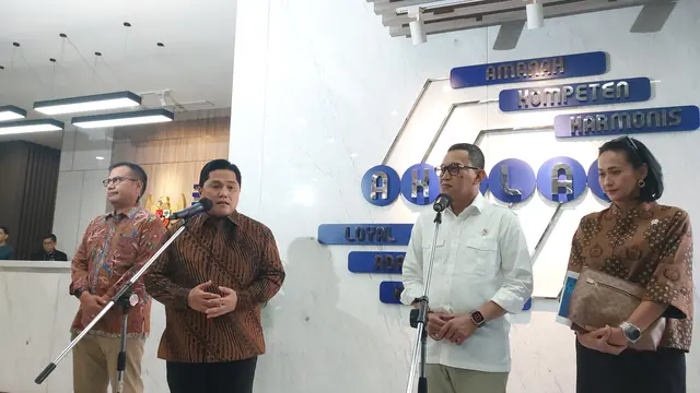Menteri BUMN Erick Thohir bertemu dengan Menteri Pelindungan Pekerja Migran Indonesia (P2MI) Abdul Kadir Karding, di Kementerian BUMN. (Arief/Liputan6.com)
