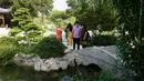 Orang-orang mengunjungi taman tradisional China Liu Fang Yuan di Los Angeles County, California, AS (9/10/2020). Setelah lima bulan tertunda akibat pandemi COVID-19, Huntington Library, Art Museum, and Botanical Gardens akhirnya dibuka dengan memperkenalkan taman tersebut. (Xinhua)