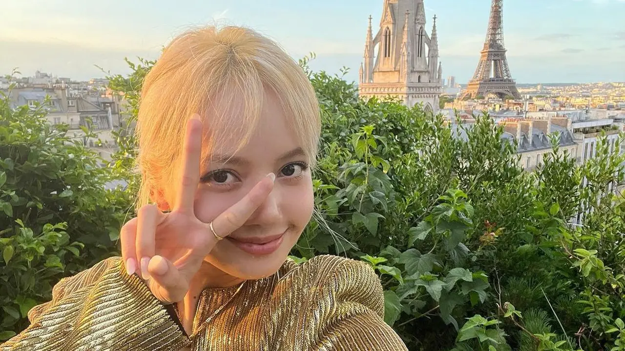 Penampilan Mahal Lisa BLACKPINK Saat Menikmati Paris dengan Busana Blink-Blink