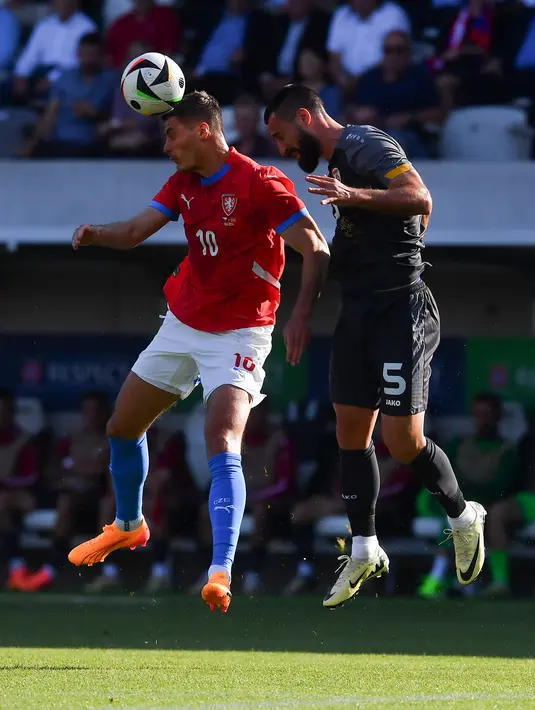 Dua gol Ceko dicetak melalui penalti Patrik Schick di menit ke-60 dan Antonin Barak pada menit ke-90+3. (Michal Cizek / AFP)