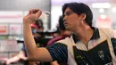 Putra Fajar Utama berkompetisi dalam ajang Darts National Competition 2024 series 4 di Baywalk Mall, Jakarta Utara, Minggu (18/08/2024). (Bola.com/Agri Aulian Perdana)