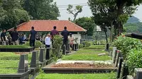 Capres nomor urut 02 Prabowo Subianto berziarah ke makam ibunya, Dora Sigar di TPU Tanah Kusir, Kamis (15/2/2024). Prabowo juga mengajak anak semata wayangnya, Ragowo Hediprasetyo Djojohadikusumo alias Didit Prabowo. (Merdeka.com)