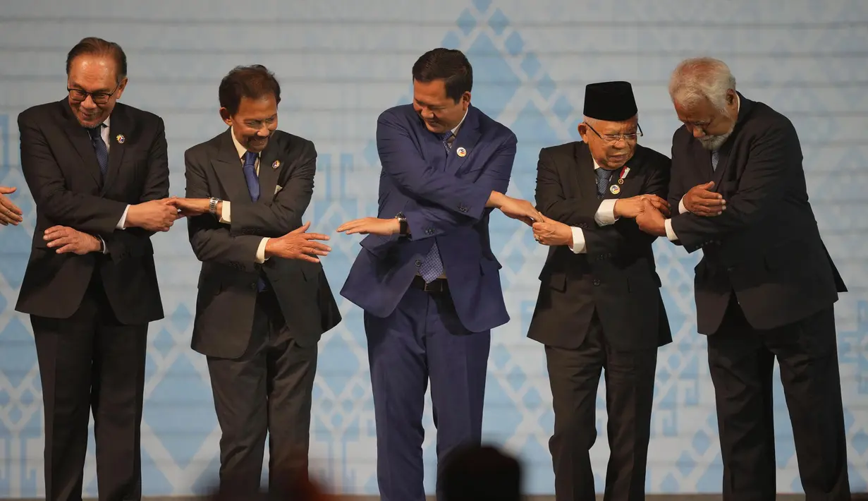 Juru Bicara Wapres Masduki Baidlowi menyampaikan Wapres Ma'ruf Amin akan memberikan pesan-pesan utama dalam 14 pertemuan tingkat tinggi tersebut. (AP Photo/Dita Alangkara)