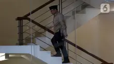 Mantan Menteri Agama, Yaqut Cholil Qoumas saat menuju ruang pemeriksaan di Gedung Merah Putih Komisi Pemberantasan Korupsi (KPK), Selasa (16/12/2025). Mantan Menteri Agama, Yaqut Cholil Qoumas kembali memenuhi panggilan Komisi Pemberantasan Korupsi (KPK). (Liputan6.com/Helmi Fithriansyah)
