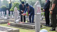 Pj Gubernur DKI Jakarta Heru Budi Hartono berziarah ke Taman Makam Pahlawan (TMP) Kalibata, Jakarta Selatan, pada Sabtu (17/6/2023). (Merdeka.com/Lydia Fransisca).
