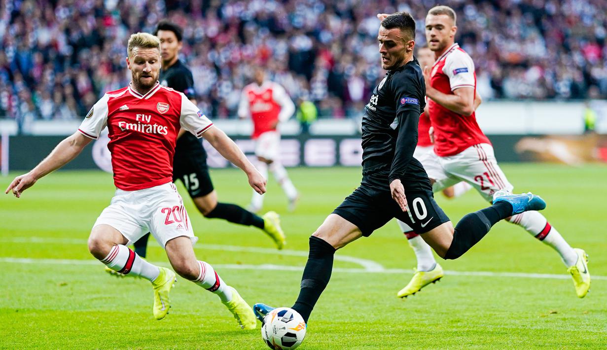 Gelandang Eintracht Franckfurt, Filip Kostic, berusaha melepas tendangan saat melawan Arsena lpada laga Europa League di Frankfurt, Kamis (19/9). Frankfurt kalah 0-3 dari Arsenal. (AFP/Daniel Roland)