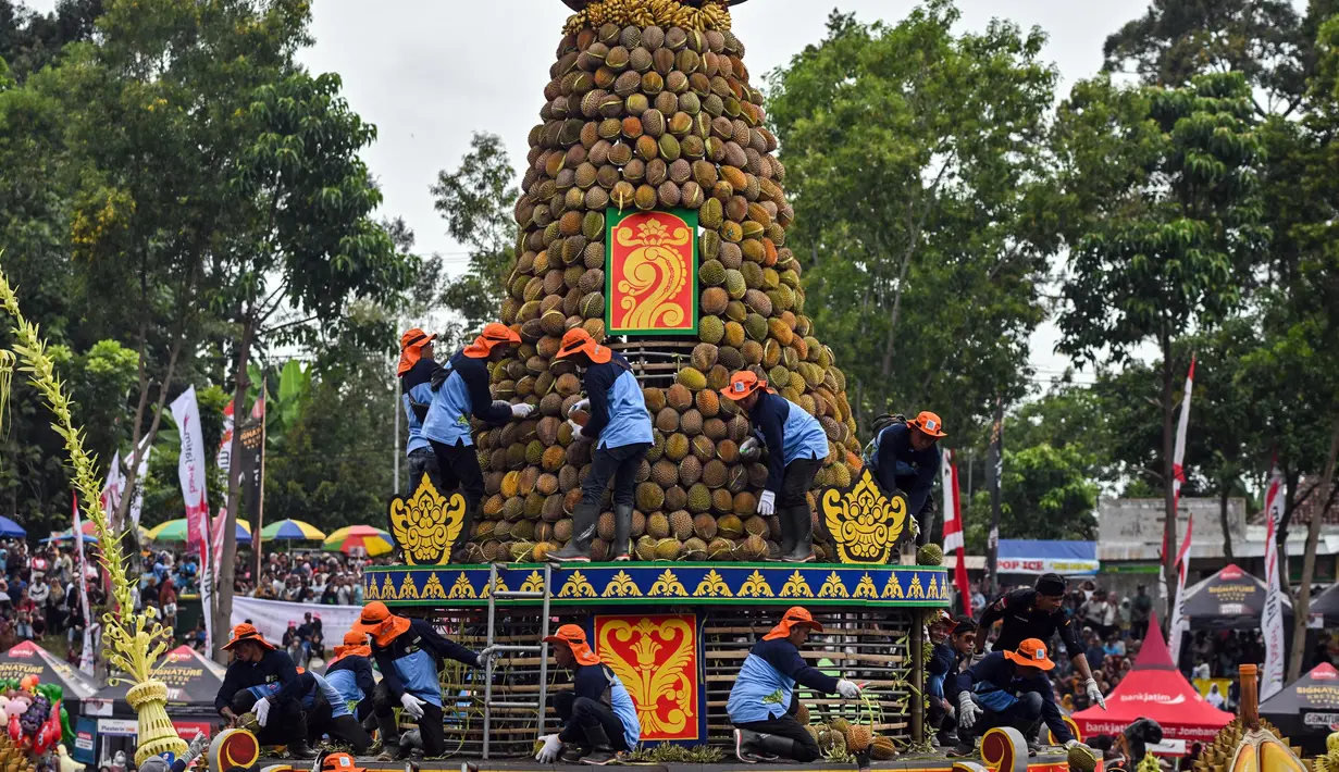Diiringi kesenian tradisional, gunungan durian perlahan memasuki lapangan utama, disambut tepuk tangan ribuan warga. (JUNI KRISWANTO/AFP)