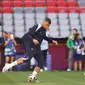 Penyerang Prancis #10 Kylian Mbappe dan rekan satu timnya mengambil bagian dalam sesi latihan MD-1 menjelang semifinal Euro 2024 di Munich Football Arena, Senin (8/7/2024). (FRANCK FIFE / AFP)