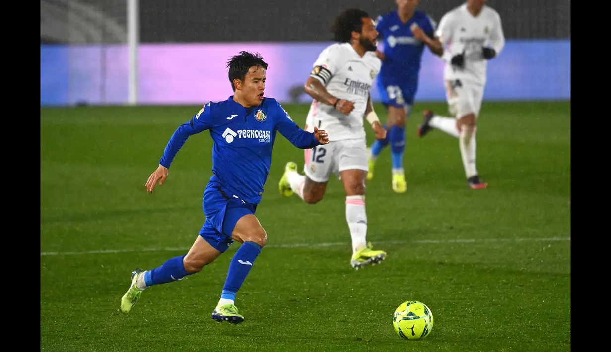 Kubo lantas kembali ke Real Madrid pada musim panas 2021. Sayangnya, ia masih tak mendapatkan tempat dan lagi-lagi dilepas ke Mallorca. Kubo sudah tampil 66 kali bersama klub LaLiga itu di semua ajang. (AFP/Gabriel Bouys)