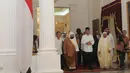 Presiden Jokowi terlihat mengenakan kemeja putih dan peci hitam saat menerima Imam Besar Masjidil Haram di Istana Merdeka, Jakarta, Jumat (31/10/2014). (Liputan6.com/Herman Zakharia)
