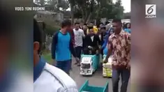 Pengantin ini memang unik. Mengapa tidak, mereka memiliki ide yang tak biasa, yaitu dengan diarak keliling kampung tapi menggunakan mobil-mobilan.