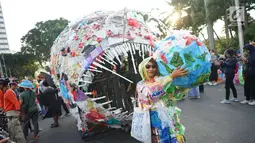Sejumlah aktivis lingkungan mengarak monster plastik saat pawai 'Bebas Plastik' di kawasan MH Thamrin menuju Taman Aspirasi Monas, Jakarta, Minggu (21/7/2019). Pawai ditujukan sebagai kampanye tentang bahaya kantong plastik bagi ekosistem baik di laut maupun di darat (Liputan6.com/Immanuel Antonius)