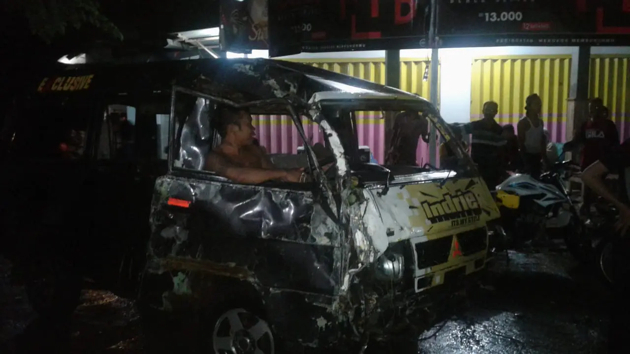 Aksi Nekat dilakukan sopir penumpang L 300, Menerobosnya Sungai yang tengah banjir di Dusun Sumber Lanas Timur