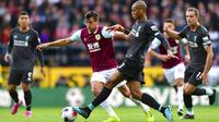 Gelandang Liverpool, Fabinho, berebut bola dengan pemain Burnley, Jack Cork, pada laga Premier League 2019 di Stadion Turf Moor, Sabtu (31/8). Liverpool menang 3-0 atas Burnley. (AP/Anthony Devlin)