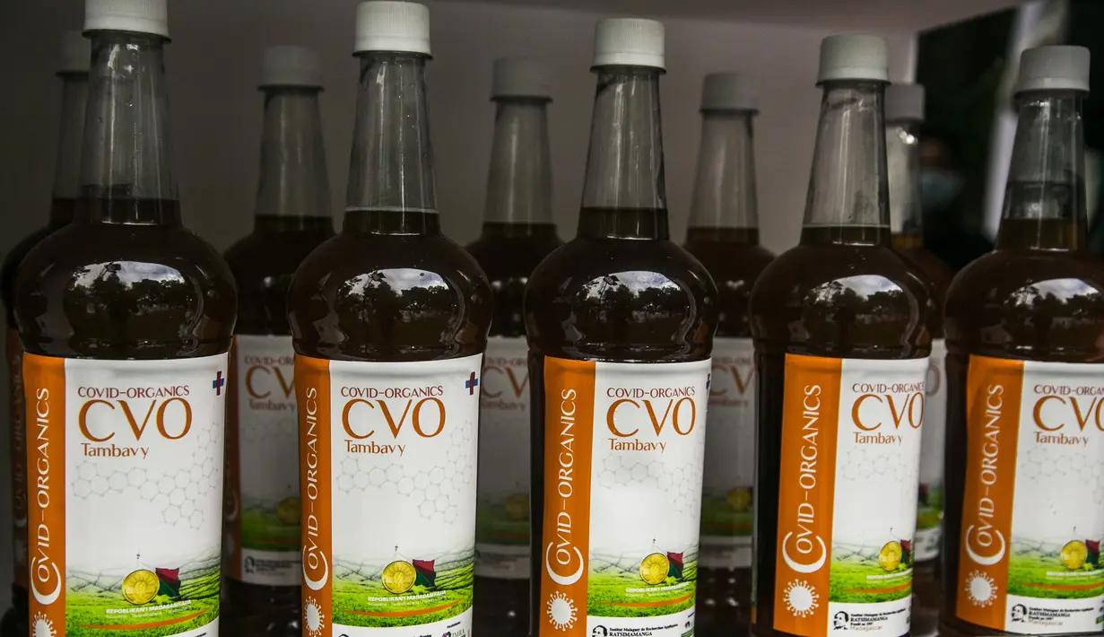 Sampel "Covid Organics" atau CVO, dipajang di Antananarivo (20/4/2020). Covid Organics atau CVO merupakan ramuan herbal yang diklaim dapat mencegah virus corona Covid-19.  (AFP/Rijasolo)