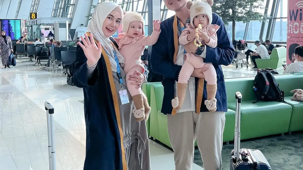 8 Momen Anisa Rahma dan Anandito Dwis Ajak Anak Kembar Jalani Umroh, Curi Perhatian