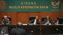 Ketua Majelis Kehormatan Hakim berbincang dengan Anggota Majelis Kehormatan Hakim saat persidanganan Hakim tinggi pada Pengadilan Tinggi (PT) Jambi, Pangeran Napitupulu, Jakarta, Rabu (4/1). (Liputan6.com/Faizal Fanani)