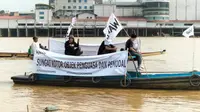 Anggota tim Walhi Jambi saat menggelar aksi di sungai Batanghari, kawasan rumah dinas Gubernu Jambi, Sabtu (7/1/2023). Mereka menuntut pemerintah untuk serius menangani kerusakan Batanghari, sungai terpanjang di Sumatra itu. (Liputan6.com/dok Walhi Jambi)