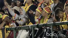 Aksi seorang Polwan bernyanyi mendukung timnya Bhayangkara FC saat melawan Semen Padang pada babak delapan besar Piala Presiden 2017 di Stadion Manahan, Solo, (26/2/2017). (Bola.com/Nicklas Hanoatubun) 