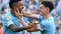 Phil Foden (kanan), merayakan gol Savinho ke gawang Juventus saat Man City menang tlak 5-2 pada lanjutan Piala Dunia Antarklub 2025, Jumat (27/6/2025) malam WIB. (Chandan KHANNA / AFP)