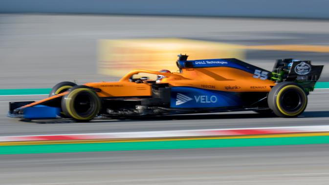 Pemabalap McLaren Carlos Sainz saat tes pramusim Formula 1 (F1) hari pertama di Circuit de Catalunya, Montmelo, Spanyol, Rabu (19/2/2020). Carlos Sainz menempati peringkat keenam dengan waktu 1 menit 17,842 detik. (AP Photo/Joan Monfort)
