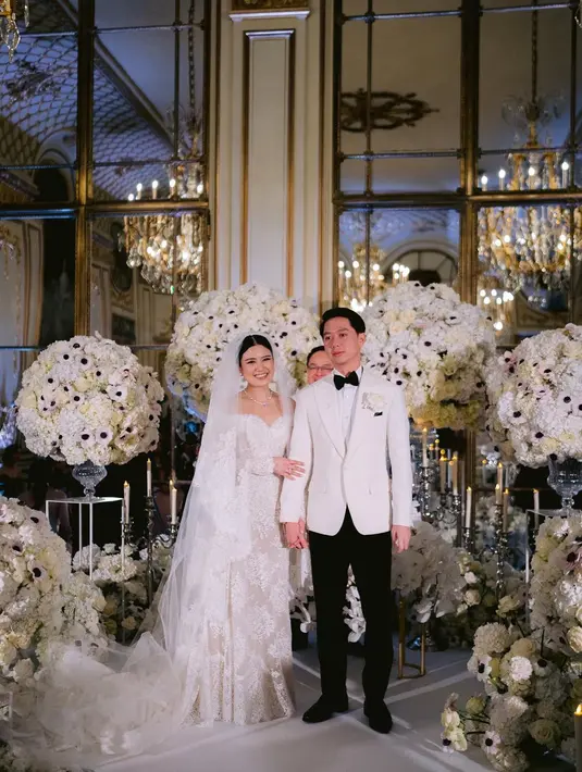 Valencia Tanoesoedibjo tampil cantik kenakan gaun putih karya desainer dunia di hari pernikahannya [@audreyphotoparis]