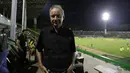 'How Much You Pay Me' kata Alfred Riedl dengan nada bercanda saat foto sesi di Stadion Petrokimia Gresik, Minggu (12/6/2016). (Bola.com/Nicklas Hanoatubun)