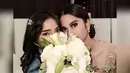 Fuji dan Azizah Salsha memang bersahabat dekat. Melihat sahabat dekatnya menikah, Fuji turut hadir ke acara pernikahan Azizah dan Arhan. Fuji menjadi bridesmaid yang bahkan juga berhasil dapat buket lemparan saat acara nikahan. (Liputan6.com/IG/fuji_an)