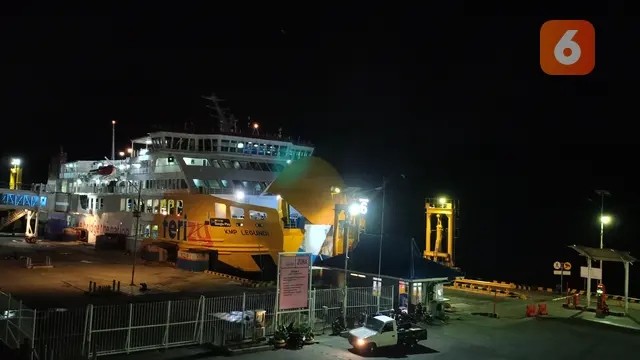 Kapal Menunggu Kendaraan Masuk di Dermaga Eksekutif Pelabuhan Merak. (Senin, 01/01/2023). (Yandhi Deslatama/Liputan6.com).