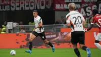 Bek Timnas Indonesia, Jay Idzes beraksi saat Venezia bertandang ke markas AC Milan dalam laga Serie A 2024/2025, Minggu (15/9/2024). (Instagram/jayidzes)